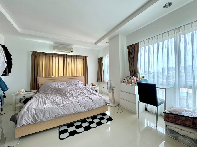 C Place Ladprao 18